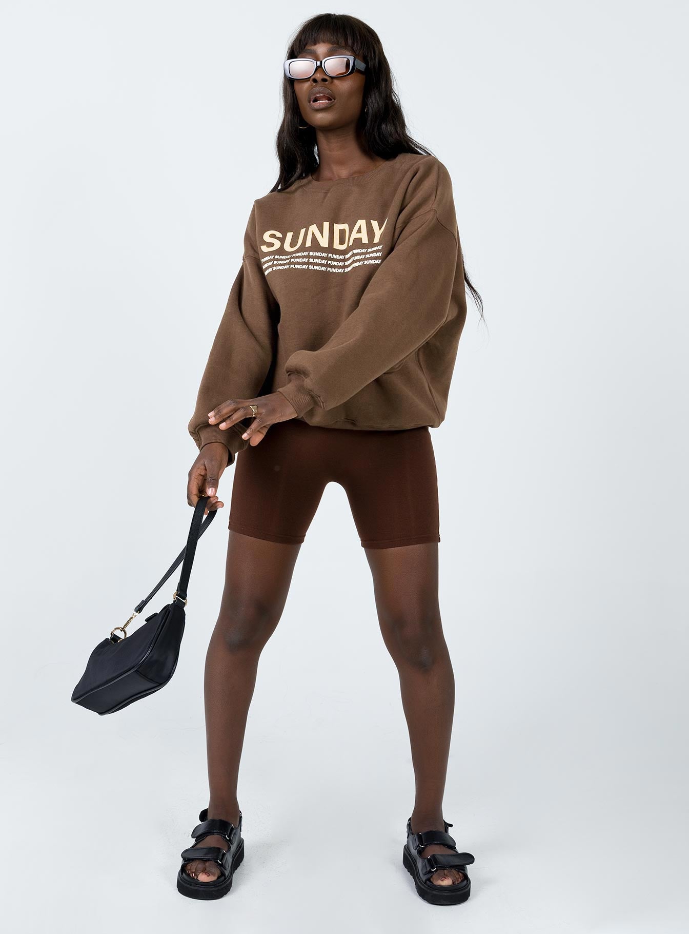 Oversized jumper Print on front Crew neckline Relaxed sleeves Drop shoulder Soft fleece lining