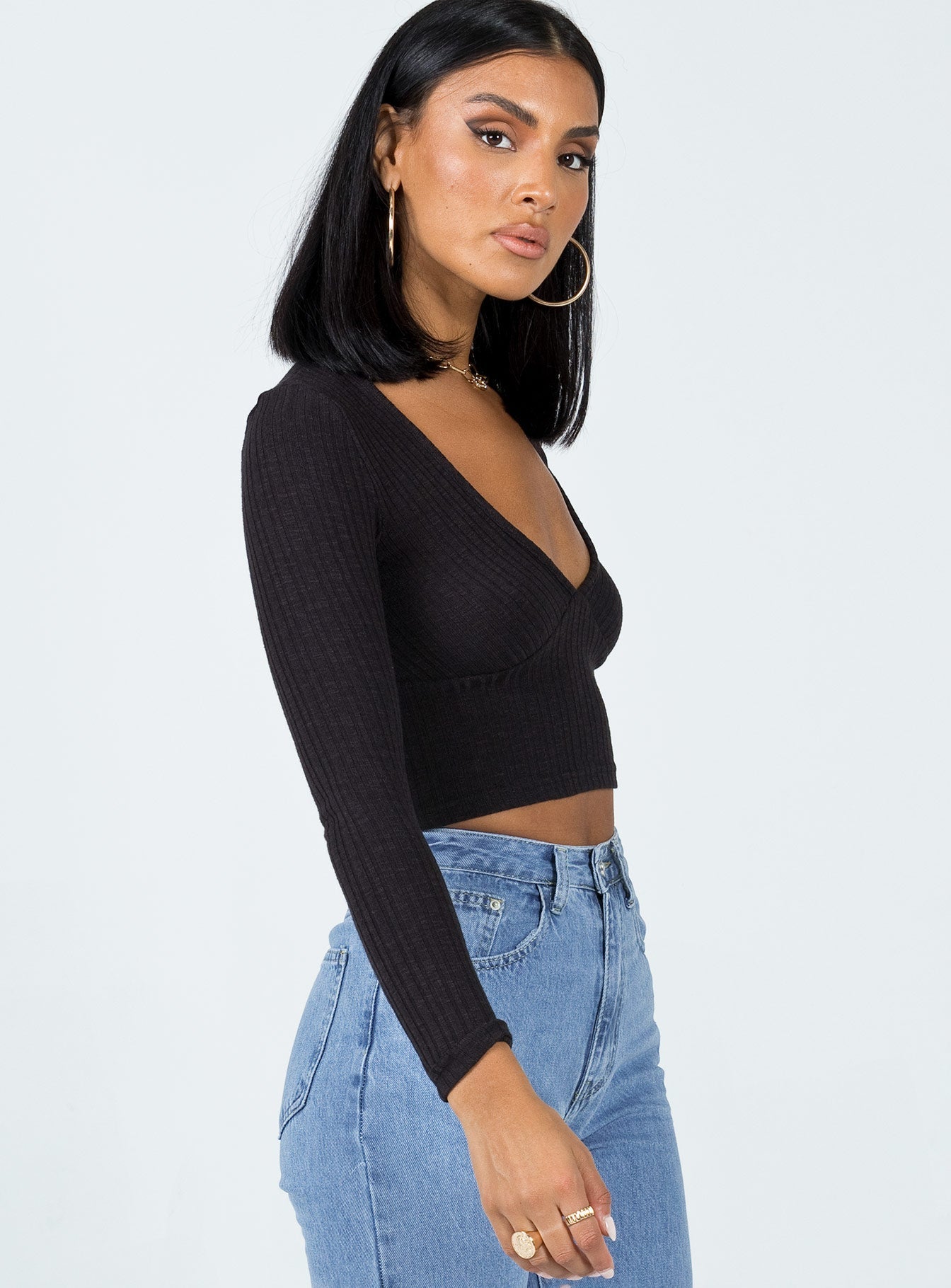 Long sleeve top  Slim fitting  62% polyester 13% rayon 21% cotton 4% spandex  Ribbed material  Wide neckline 