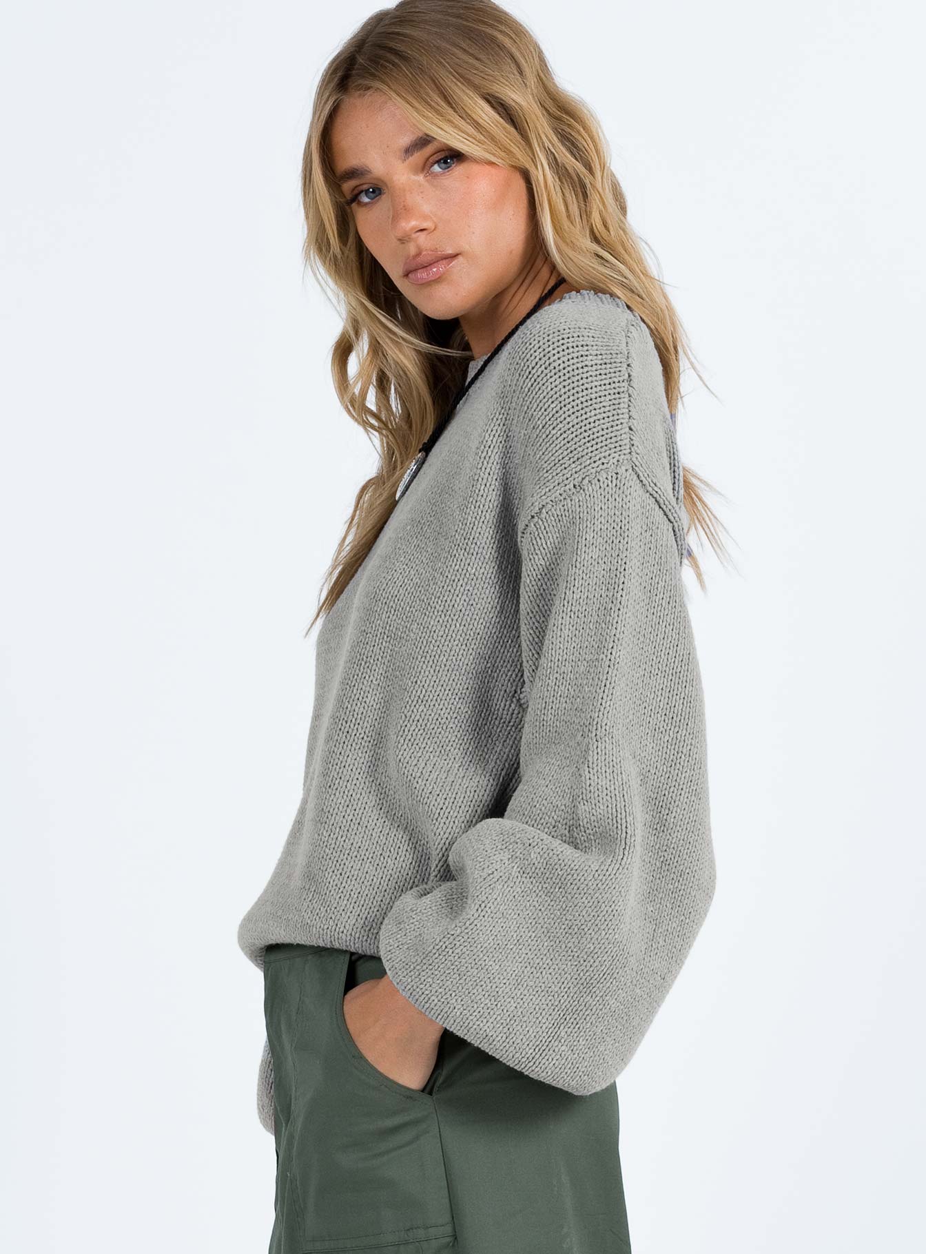 Oversized sweater Thick knit material Rounded neckline Relaxed sleeves Drop shoulder Unlined