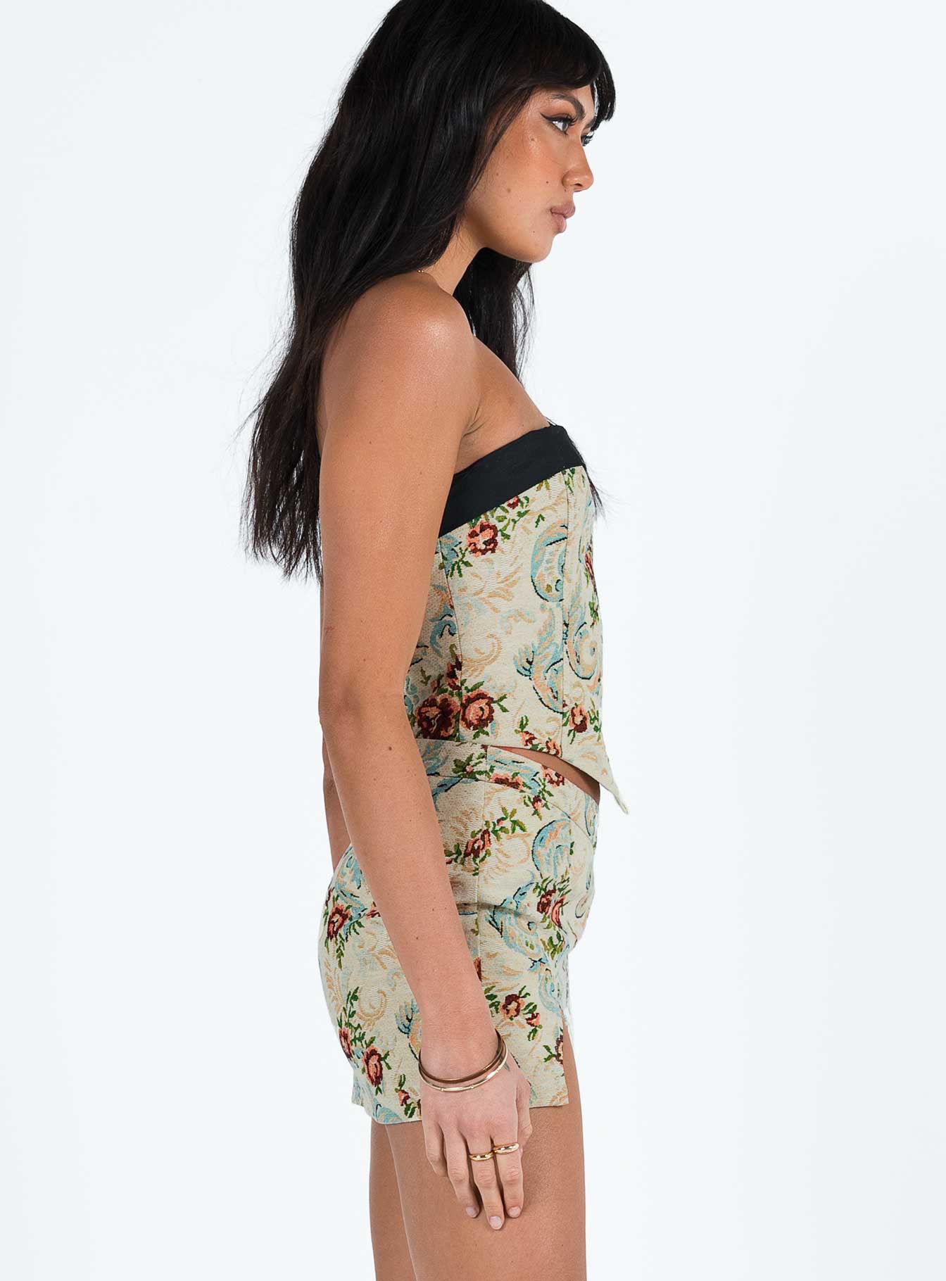 Mini skirt Tapestry print  V waist Slit at hem Good stretch Unlined 