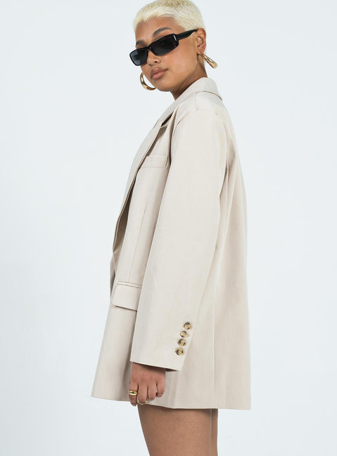 Oversized blazer Spare button included Lapel collar  Button front fastening  Twin hip pockets  Faux chest pocket  Four-button cuffs  Satin lined 