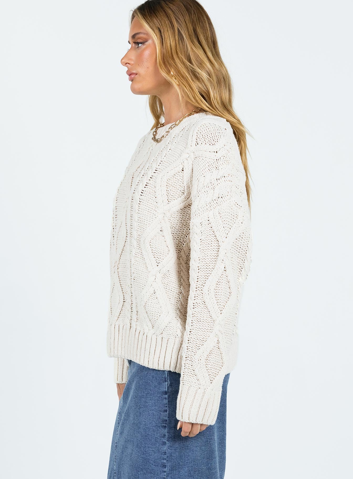 Cable knit jumper Scoop neckline Drop shoulder Relaxed fitting Unlined