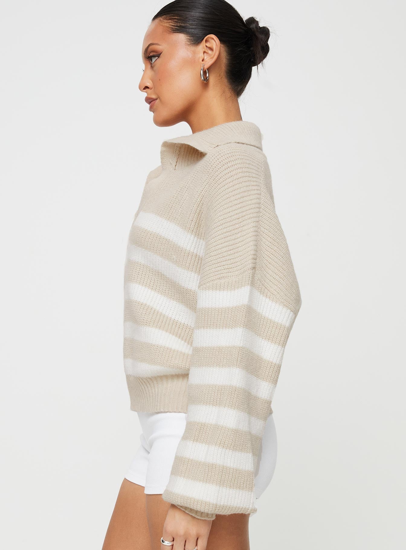 Oversized knit sweater V-neckline, classic collar, drop shoulder