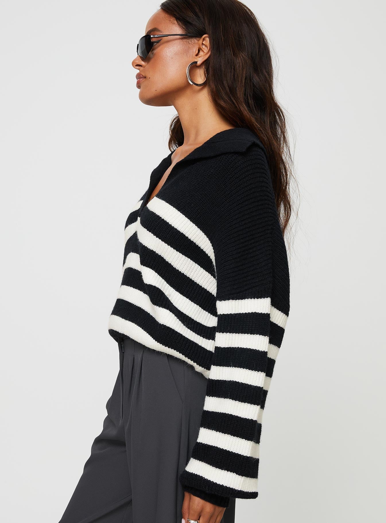 Oversized striped knit sweater V-neckline, classic collar, drop shoulder Non-stretch material, unlined 