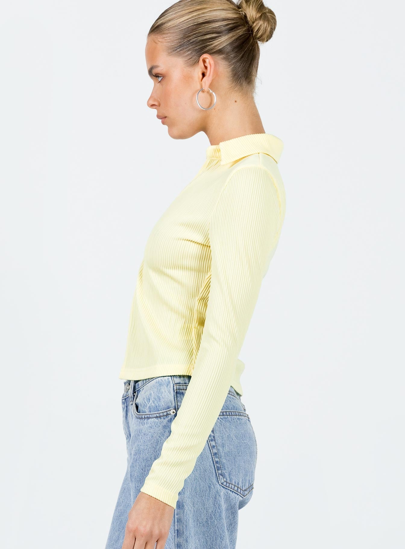 Long sleeve top Ribbed material Classic collar Open front Silver-toned clasp fastening at front