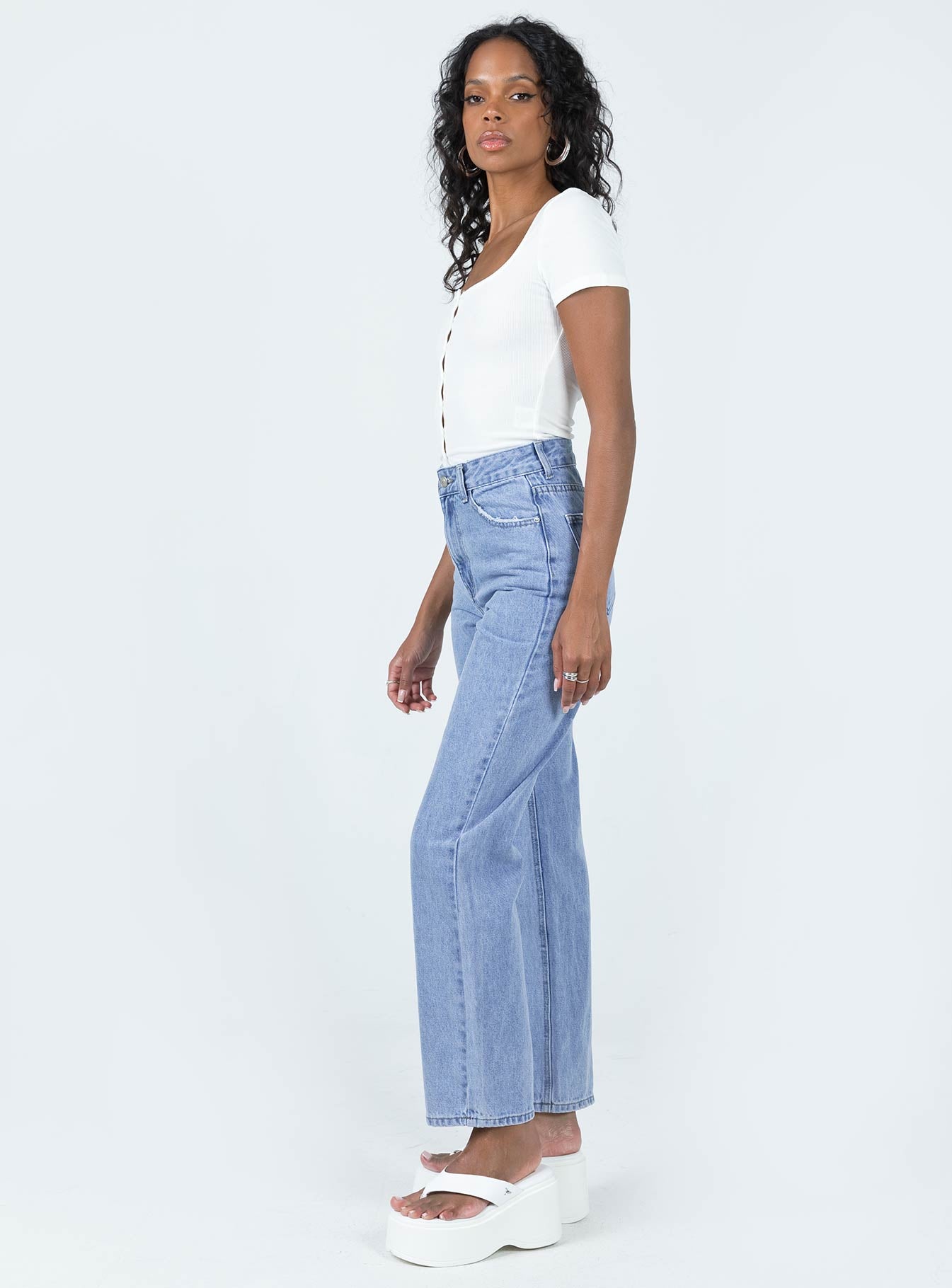 Jeans Mid wash denim Belt looped waist Classic five-pocket design Zip & button fastening High waisted Ripped knee