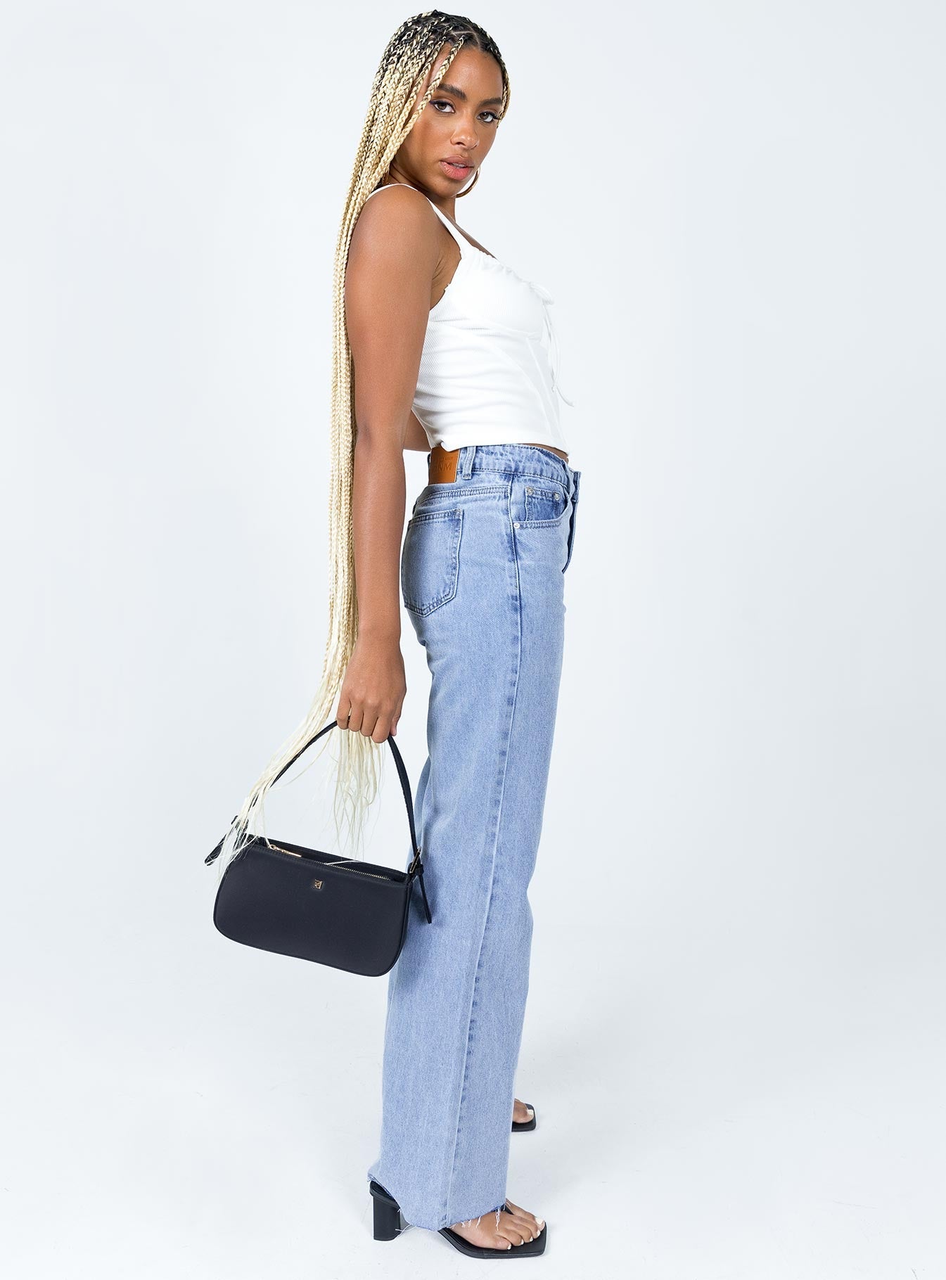 Jeans 100% cotton Ligh wash denim  High waisted  Zip & button fastening  Belt looped waist  Classic five-pocket design  Branded patch on back  Straight leg  Raw cut hem 