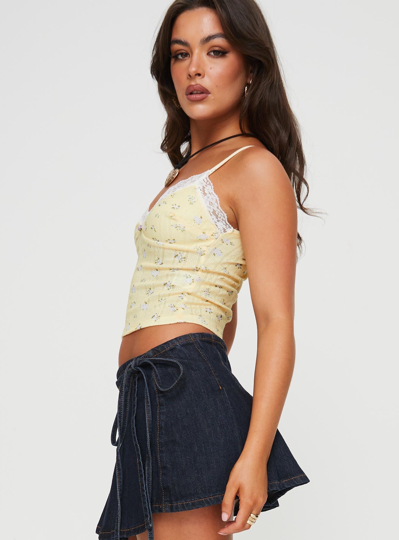 Top, floral print Slim fitting, sweetheart neckline, lace trim, rose detail at bust Adjustable straps