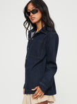 Denim Shacket Long sleeves, classic collar, twin chest pockets, contrast stitching, single-button cuffs Button fastening at front 