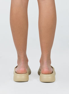 Slides Rubber design  Single wide upper  Platform base  Lightweight 