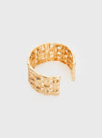 Gold-toned cuff Chunky style, slip-on style