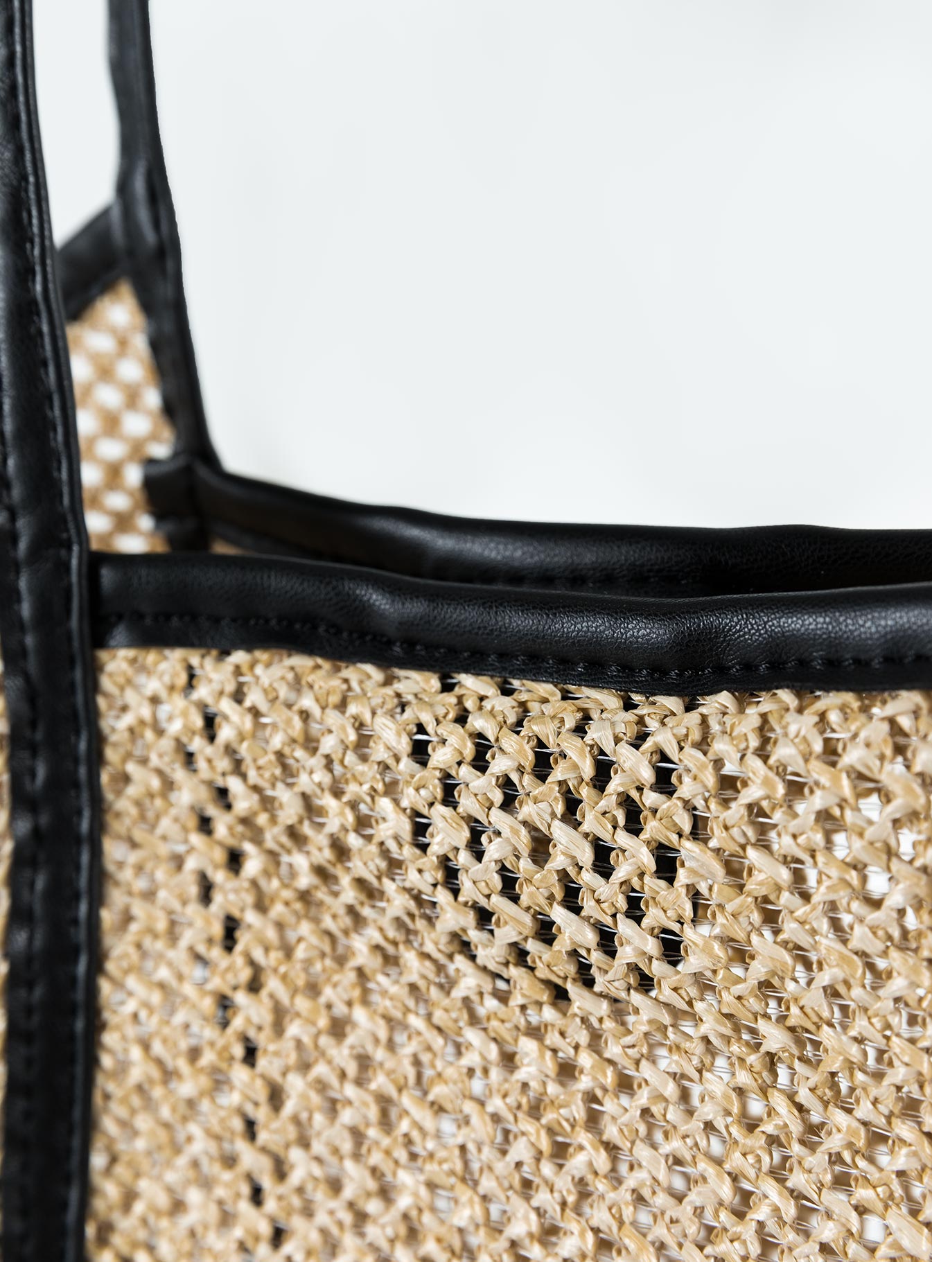 Tote bag Woven material Fixed straps Faux leather trim Magnetic button fastening Inner pouch included Faux leather material Zip fastening Flat base