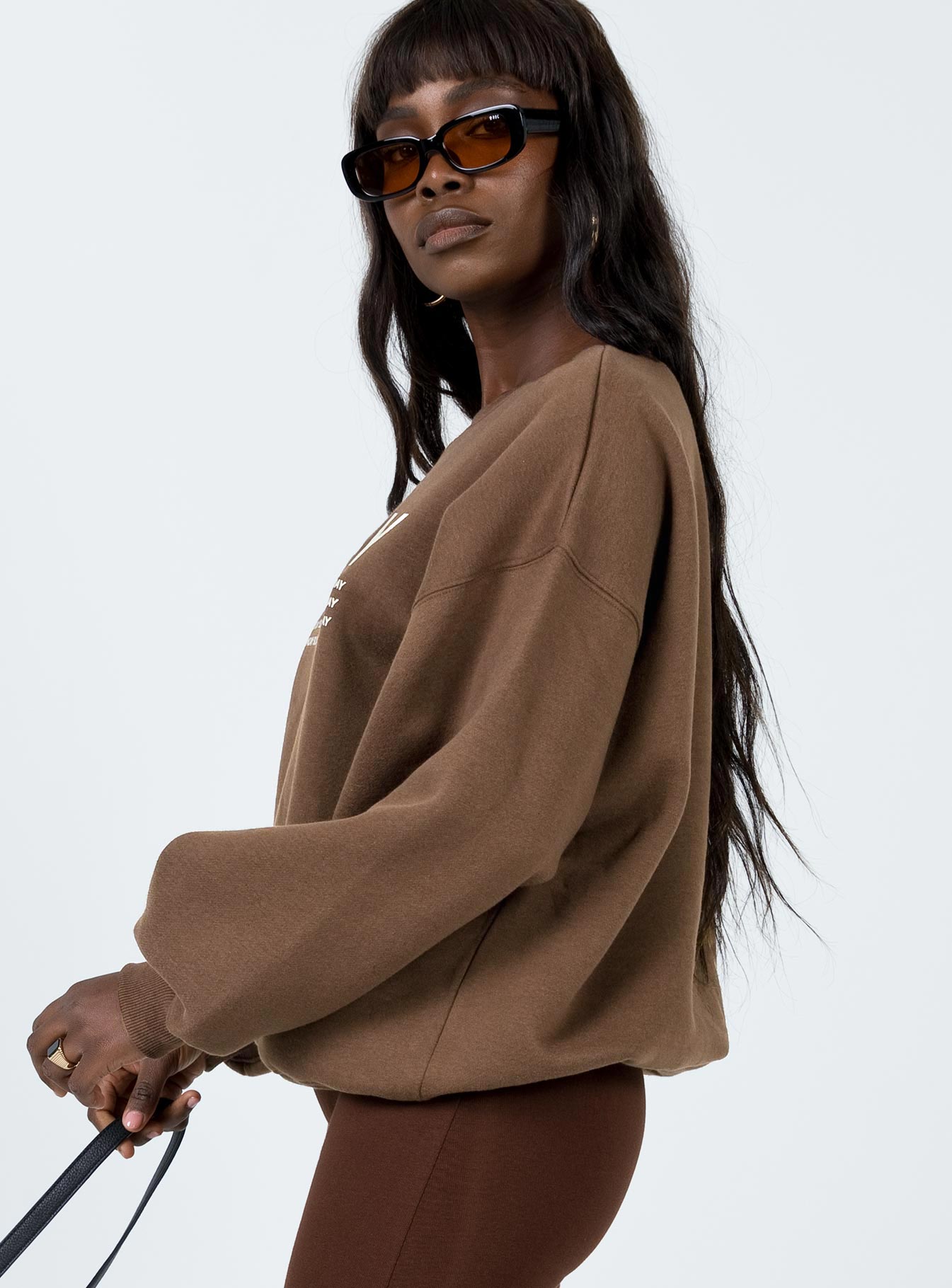 Oversized jumper Print on front Crew neckline Relaxed sleeves Drop shoulder Soft fleece lining