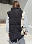 Puffer vest Oversized fit Main: 80% recycled fibers 20% polyester Lining & filler: 100% polyester High neck Zip fastening at front Twin front pockets Elasticated waist