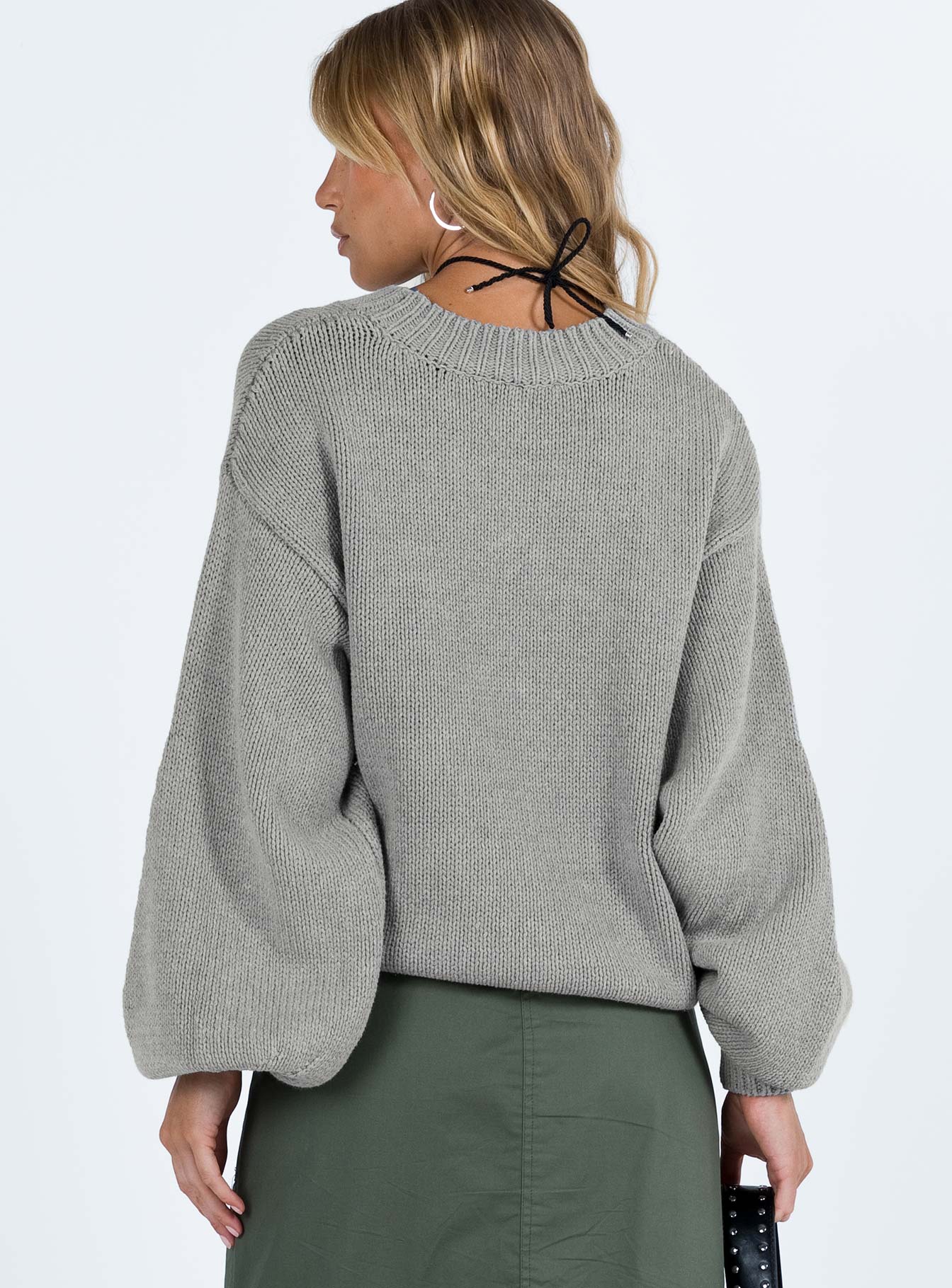 Oversized sweater Thick knit material Rounded neckline Relaxed sleeves Drop shoulder Unlined