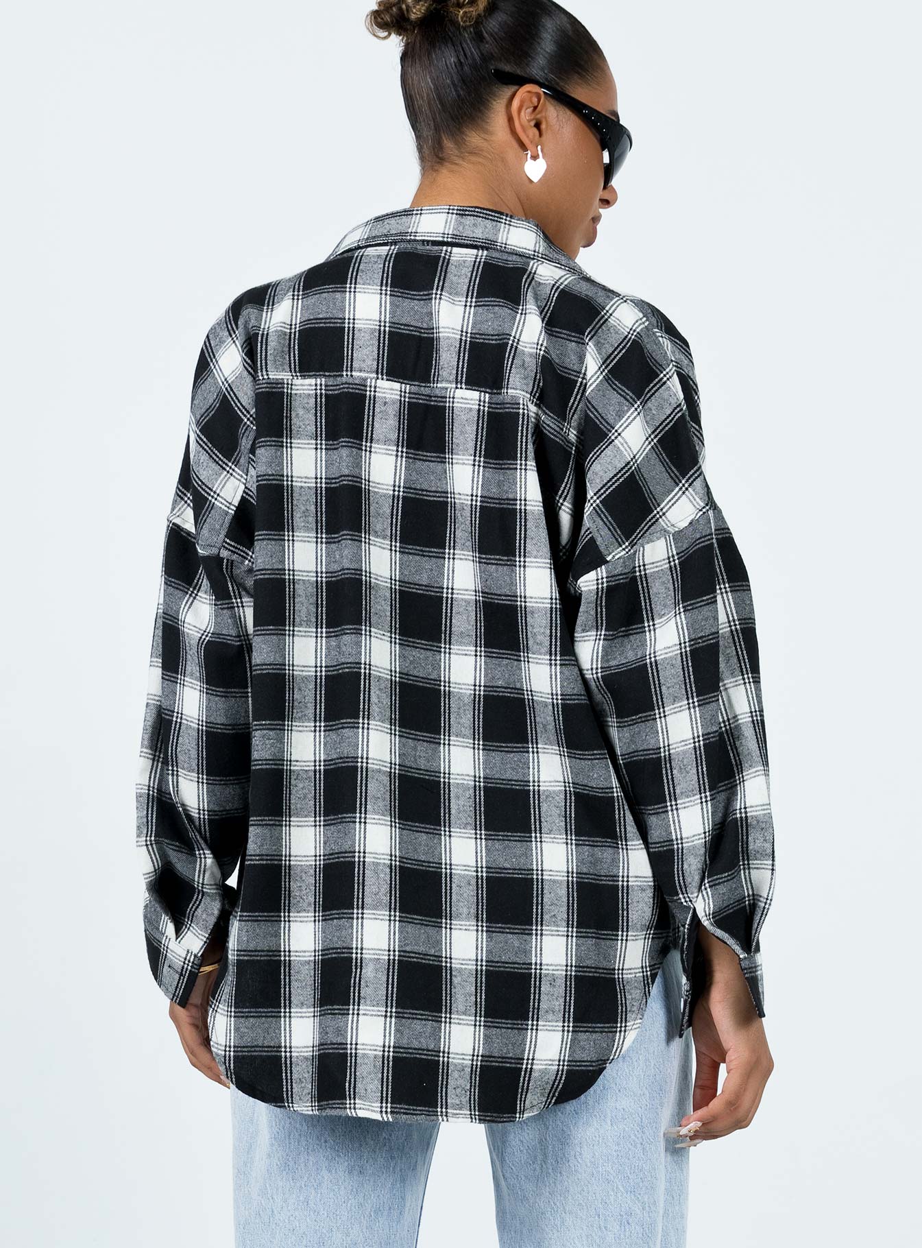 Oversized jacket Plaid print Classic collar Dropped shoulder Button front fastening Front pocket Single button at cuff