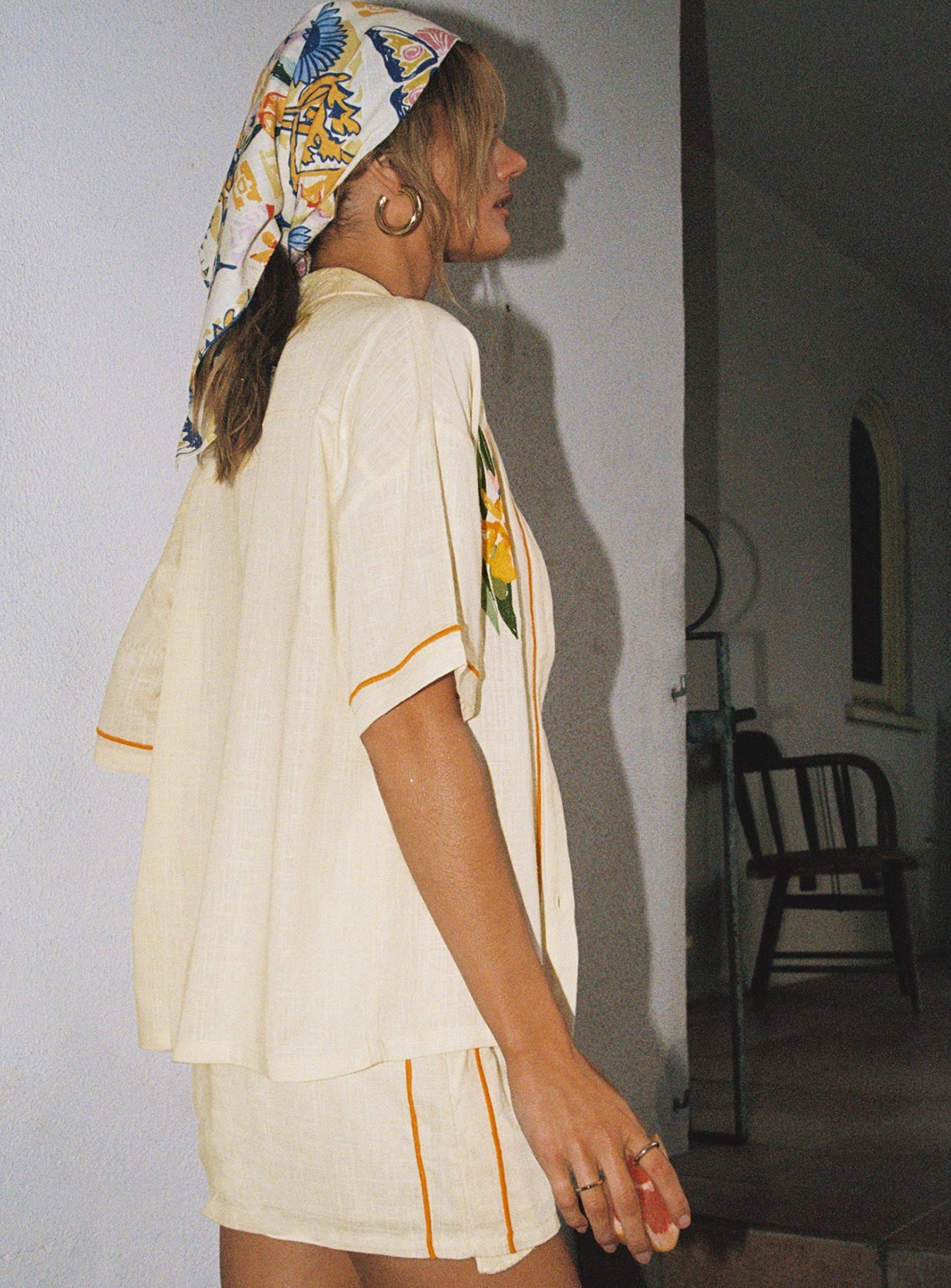 Linen collared shirt Oversized fit, button closure, embroidered detail