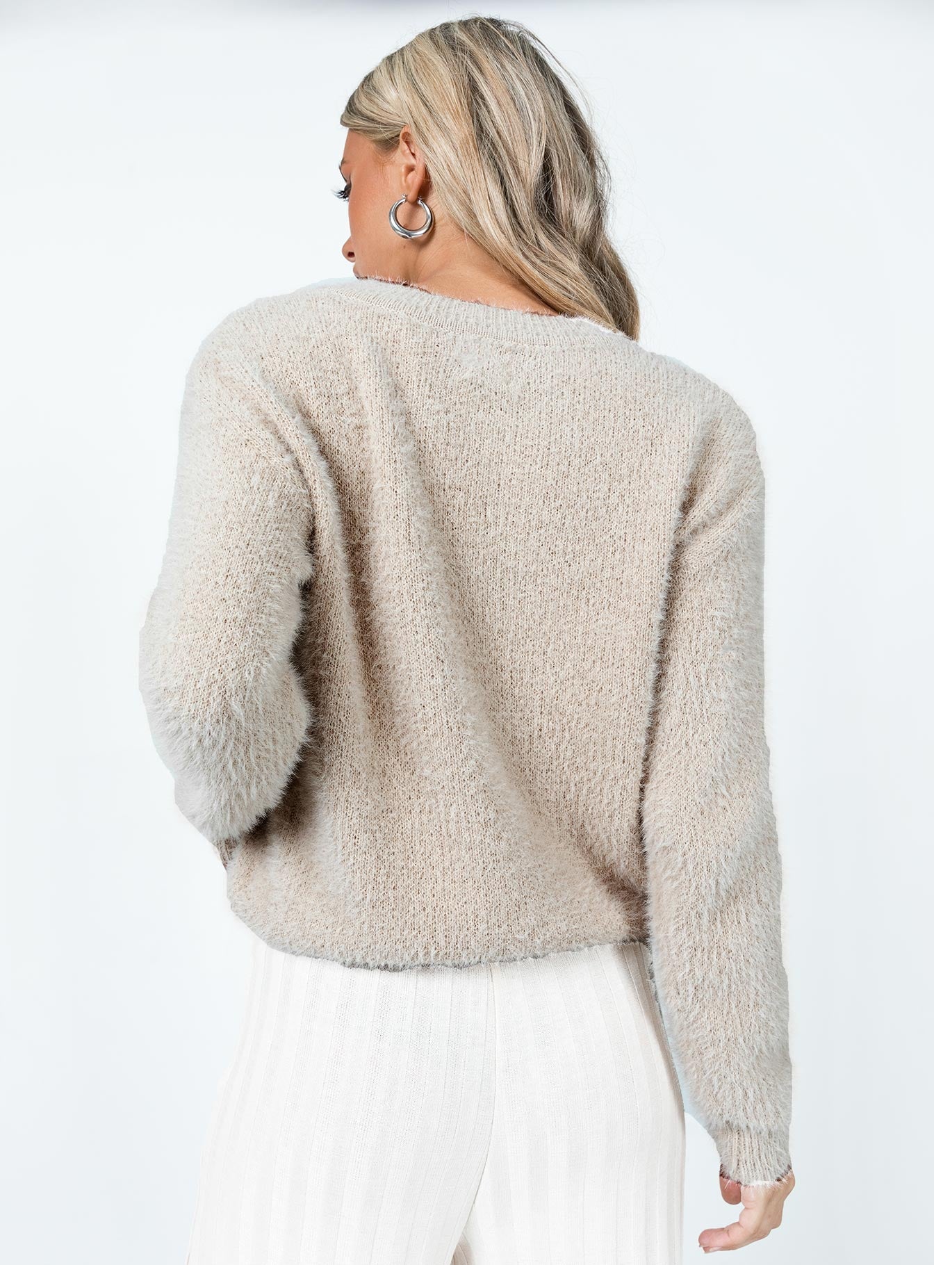 Relaxed fit sweater Fluffy knit material 