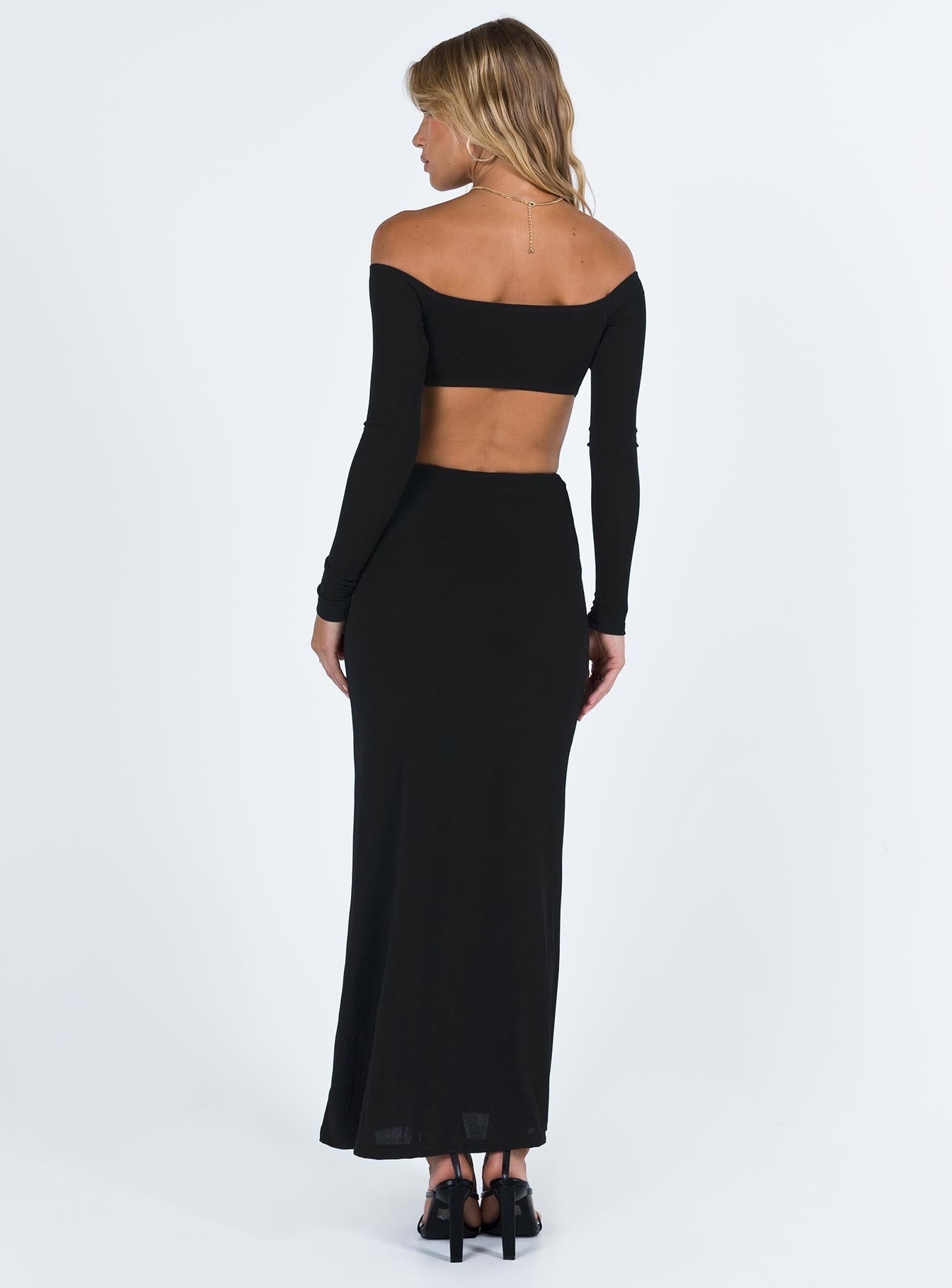Black matching set Long sleeve crop top Off the shoulder design Knot detail at bust Maxi skirt Thin elasticated waistband Good stretch Partially lined