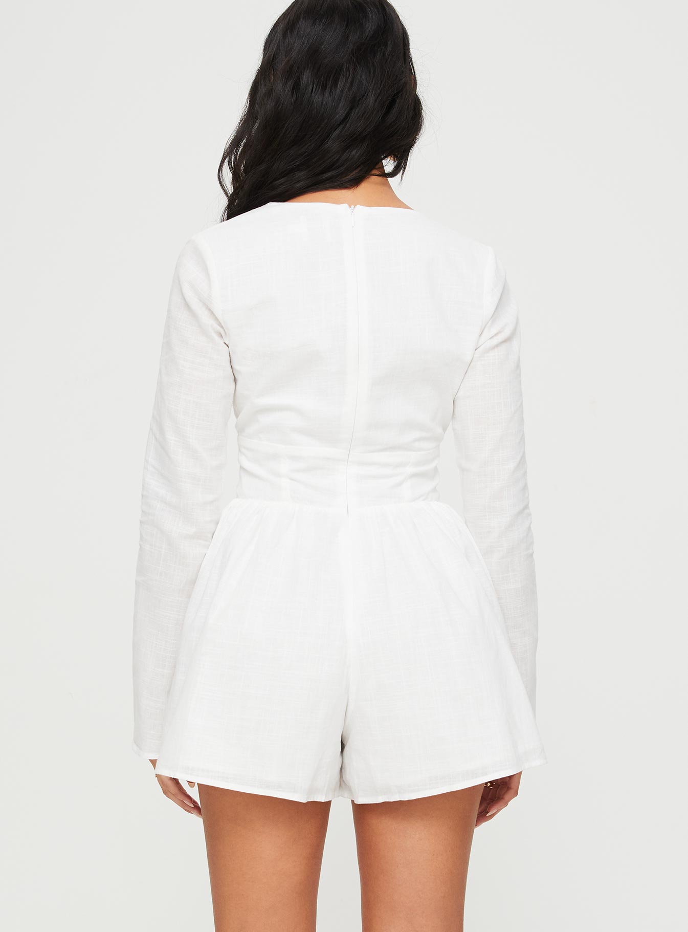 Long sleeve romper V neckline, flared sleeves, invisible zip fastening at back Non-stretch material, fully lined 