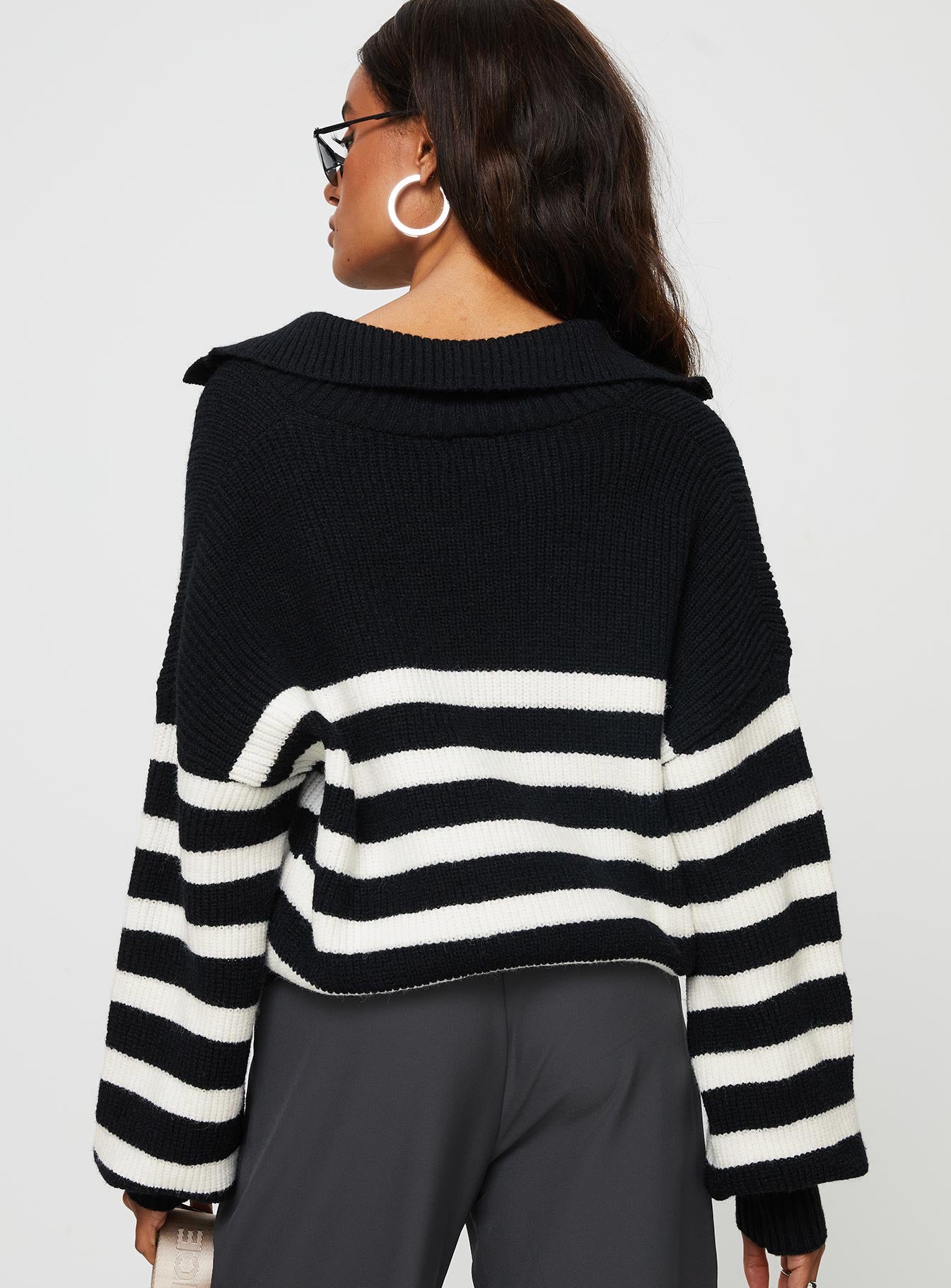 Oversized striped knit sweater V-neckline, classic collar, drop shoulder Non-stretch material, unlined 