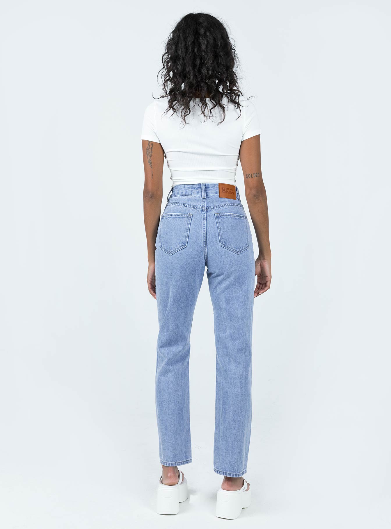 Jeans Mid wash denim Belt looped waist Classic five-pocket design Zip & button fastening High waisted Ripped knee