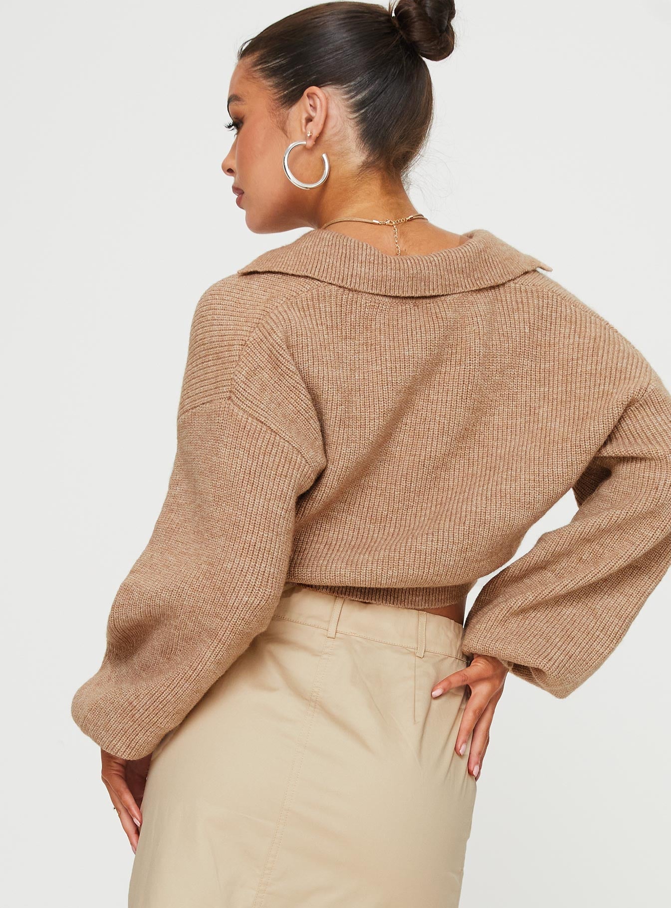 Collared sweater, knit material Crop style, v-neckline, balloon sleeves, ribbed cuffs and waist 