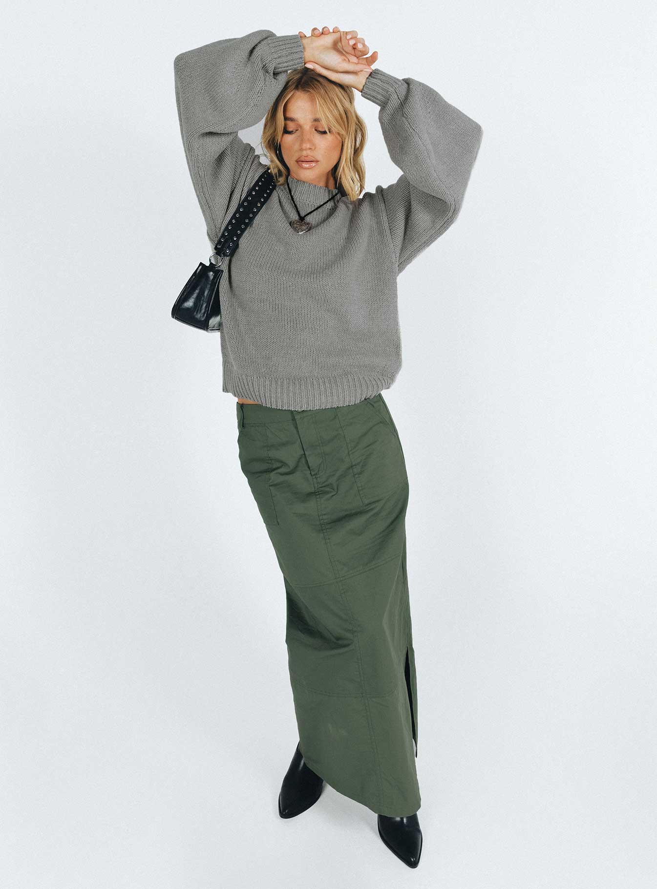 Oversized sweater Thick knit material Rounded neckline Relaxed sleeves Drop shoulder Unlined