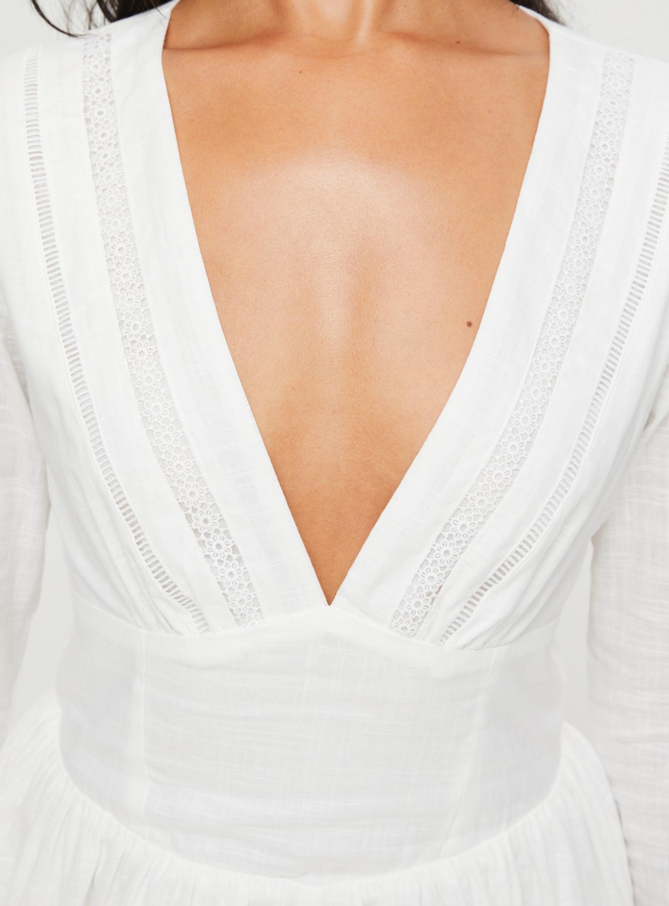 Long sleeve romper V neckline, flared sleeves, invisible zip fastening at back Non-stretch material, fully lined 