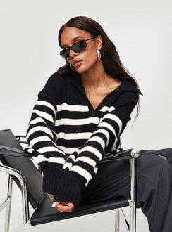 Oversized striped knit sweater V-neckline, classic collar, drop shoulder Non-stretch material, unlined 
