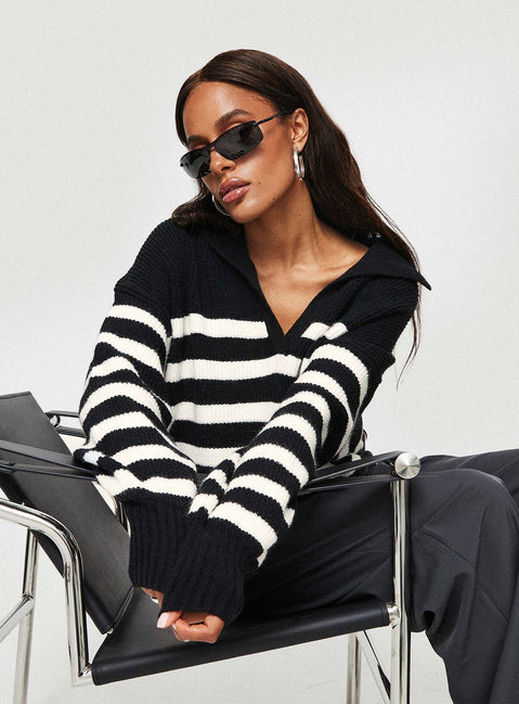 Oversized striped knit sweater V-neckline, classic collar, drop shoulder Non-stretch material, unlined 