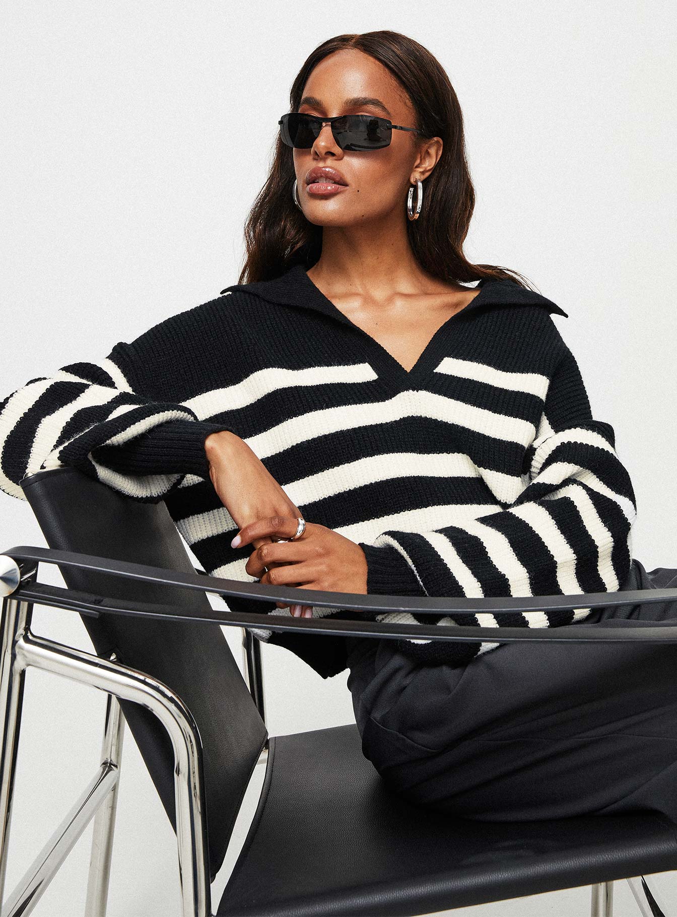Oversized striped knit sweater V-neckline, classic collar, drop shoulder Non-stretch material, unlined 