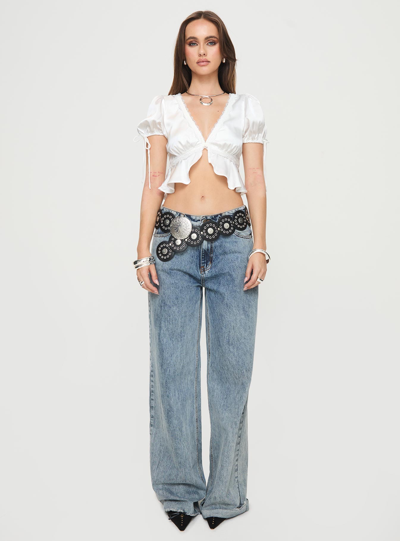 Satin top Puff sleeve, v-neckline, split hem, lace trim, tie detail at sleeve Non-stretch material, lined bust