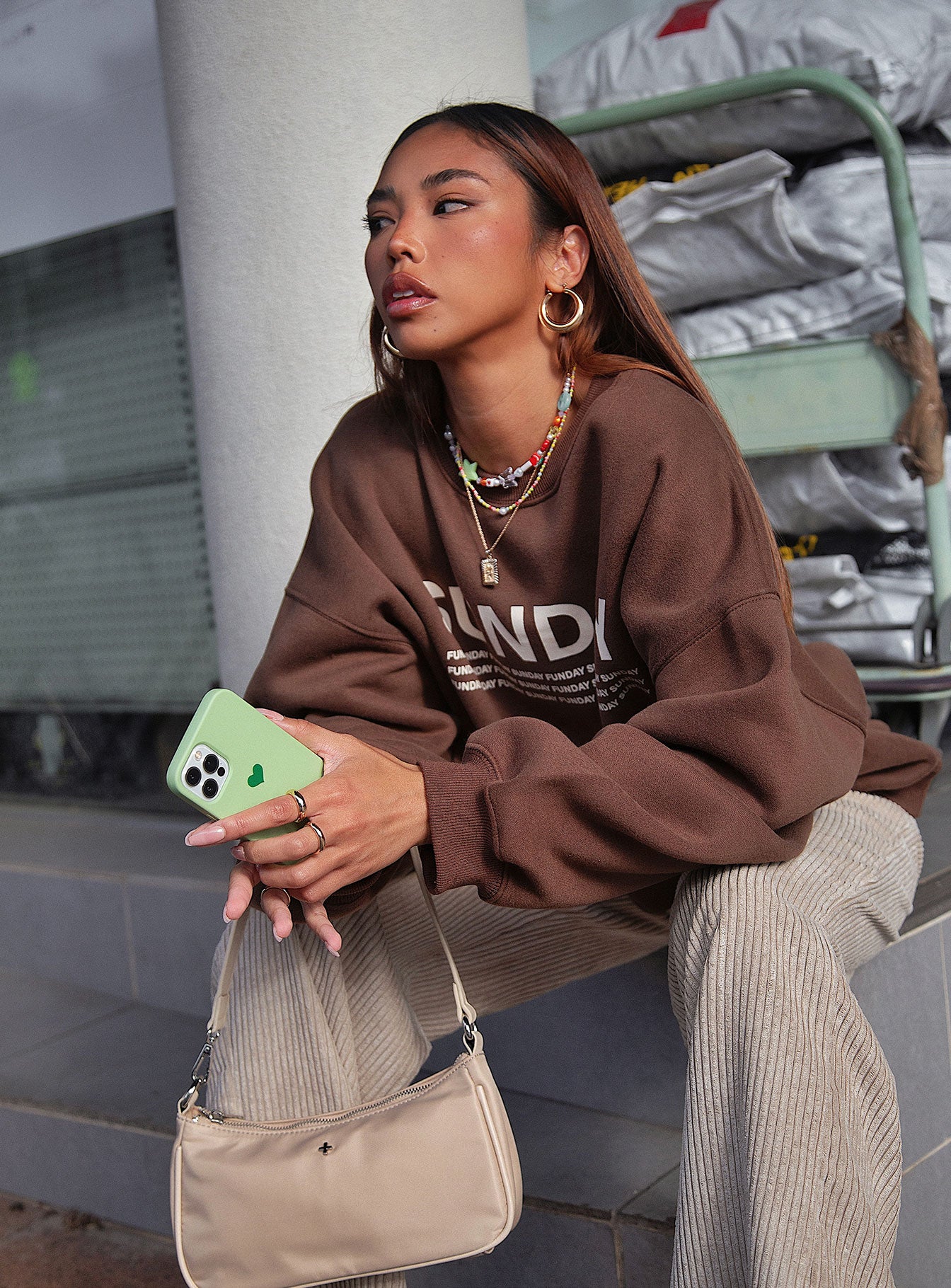 Oversized jumper Print on front Crew neckline Relaxed sleeves Drop shoulder Soft fleece lining