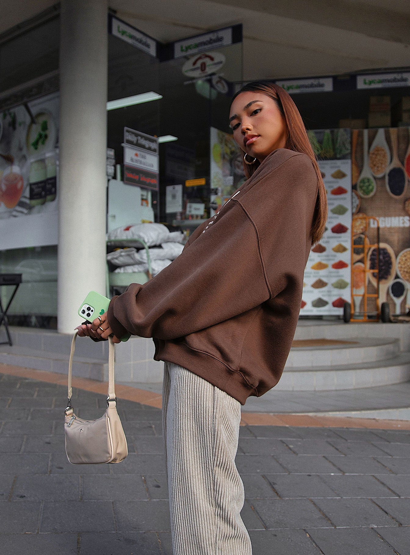 Oversized jumper Print on front Crew neckline Relaxed sleeves Drop shoulder Soft fleece lining